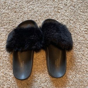 Black faux fur slippers